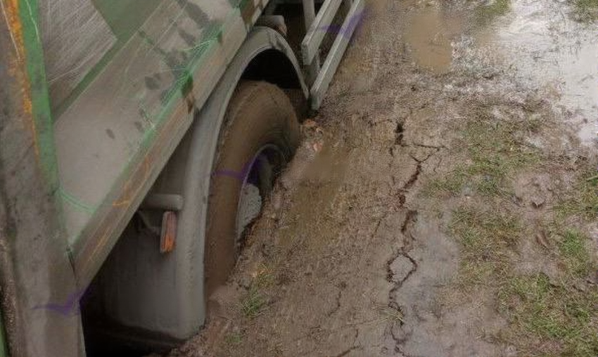 Мусоровоз застрял в размокшей земле из-за утечки воды в Шахтах 