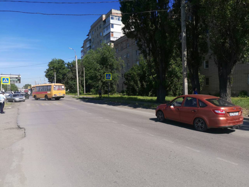 Девочку, попавшую под школьный автобус на Хабарова, пытаются спасти шахтинские хирурги