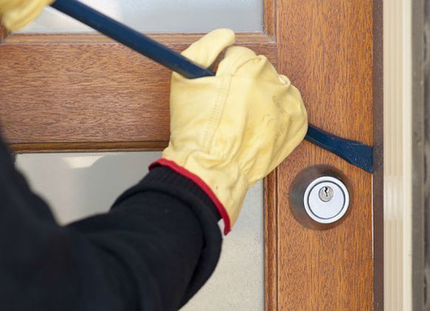  Дом жительницы Шахт обворовали на 300 000 рублей