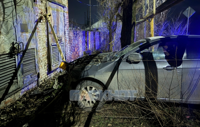В переулке Путиловском в Шахтах произошло серьезное ДТП из-за гололеда