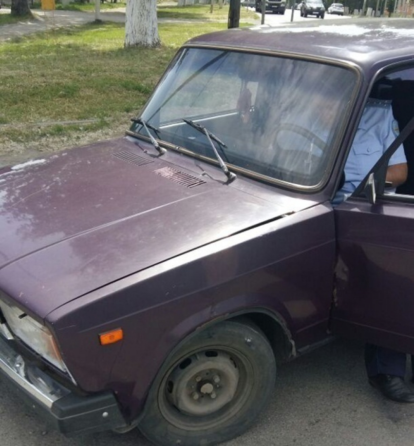 ВАЗ-2107 сбил 11-летнюю девочку на пешеходном переходе в Шахтах и скрылся 