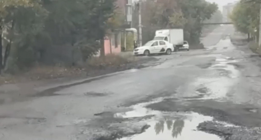 Жители улицы Мичурина рядом со школой №36 в Шахтах жалуются на состояние дороги