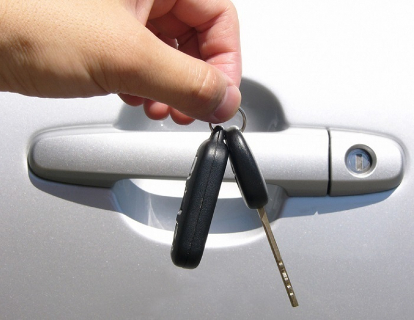 Шахтинец под видом покупателя украл три автомобиля