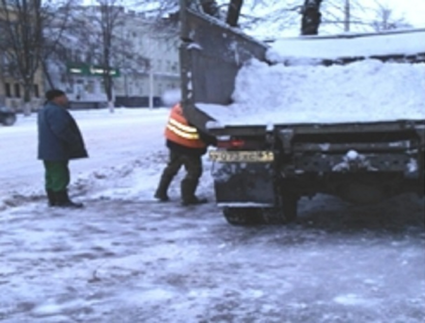 Очищать более чем 800 км городских дорог в Шахтах вышли 8 единиц спецтехники