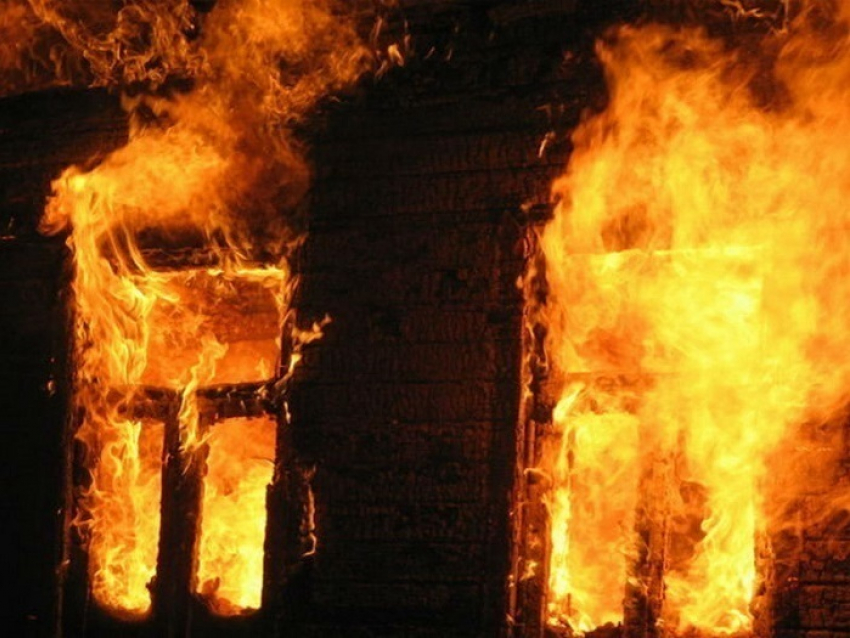 В Новошахтинске сгорел дом на улице Одесской