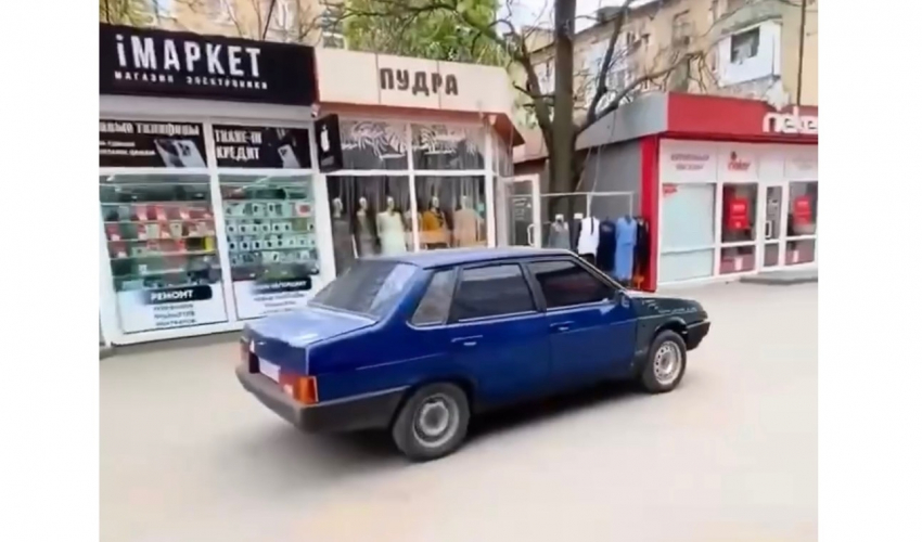 Шахтинца поймали на покатушках по тротуару у «Максимума"