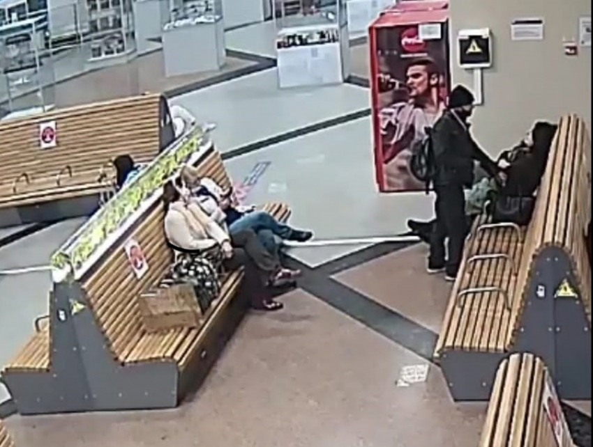 Женщина ждала поезд на вокзале, уснула и лишилась сумок 