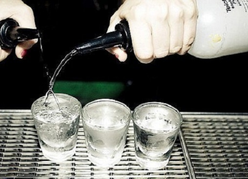 В Шахтах 60-летние муж и жена продавали токсичный спирт под видом водки