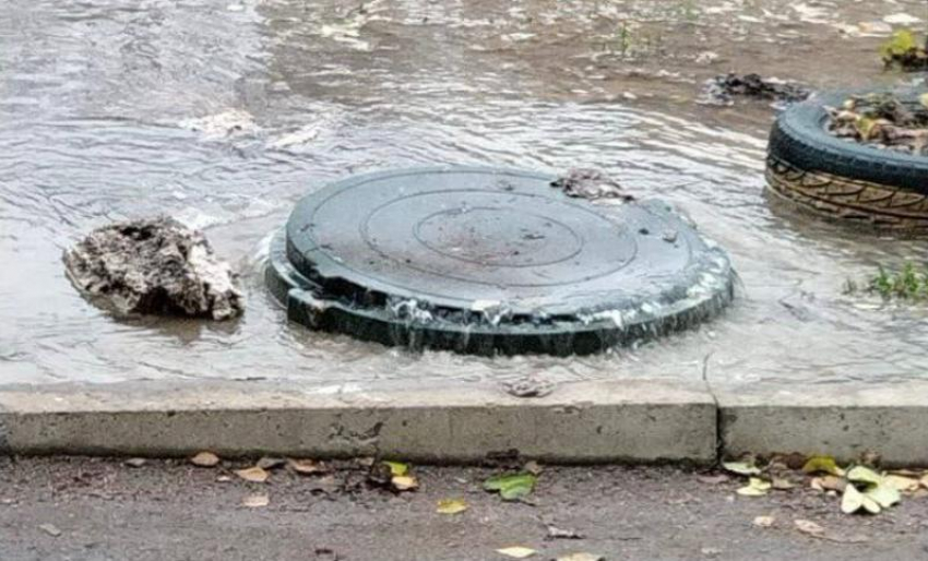 Из аварийного люка несколько дней льются канализационные стоки в Шахтах