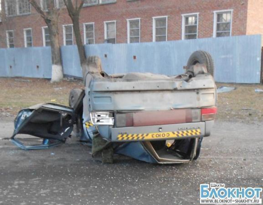 В поселке Аюта города Шахты такси врезалось в столб и перевернулось 