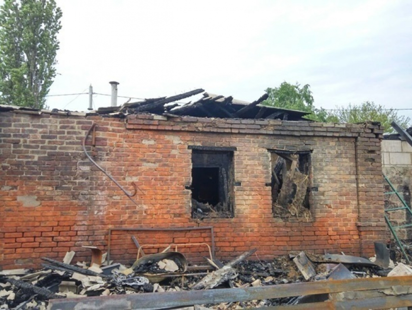 В Шахтах топили баню, а сожгли дом, гараж и пристройку