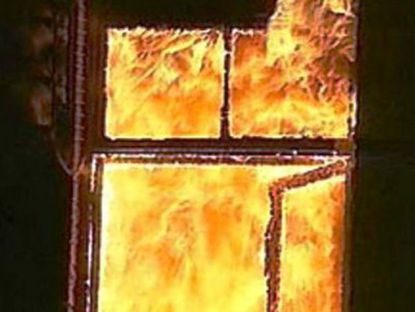 В Шахтах сгорел частный дом на улице Октябрьской