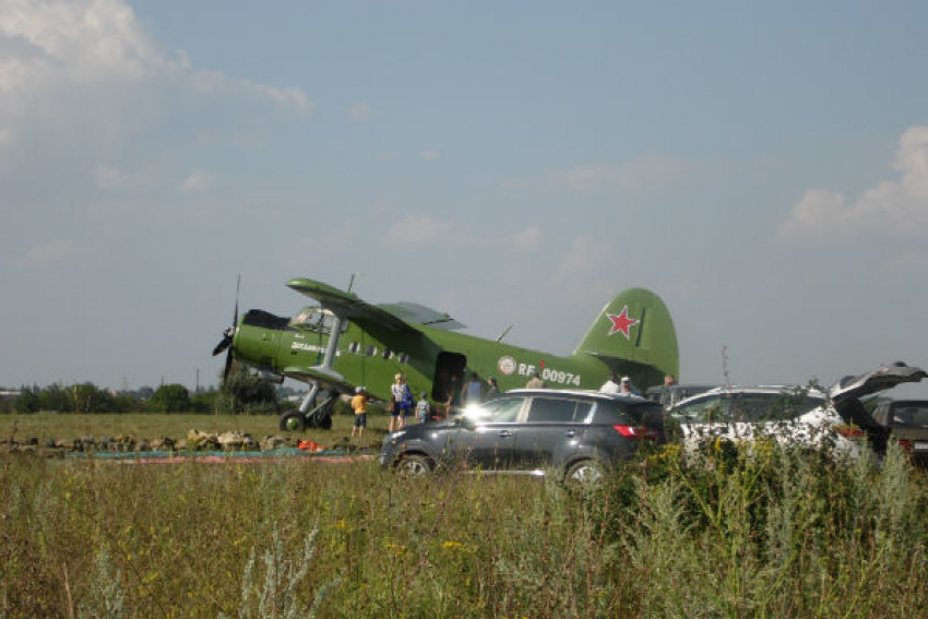 Шахтинский клуб ДОСААФ устроил выставку летной техники 