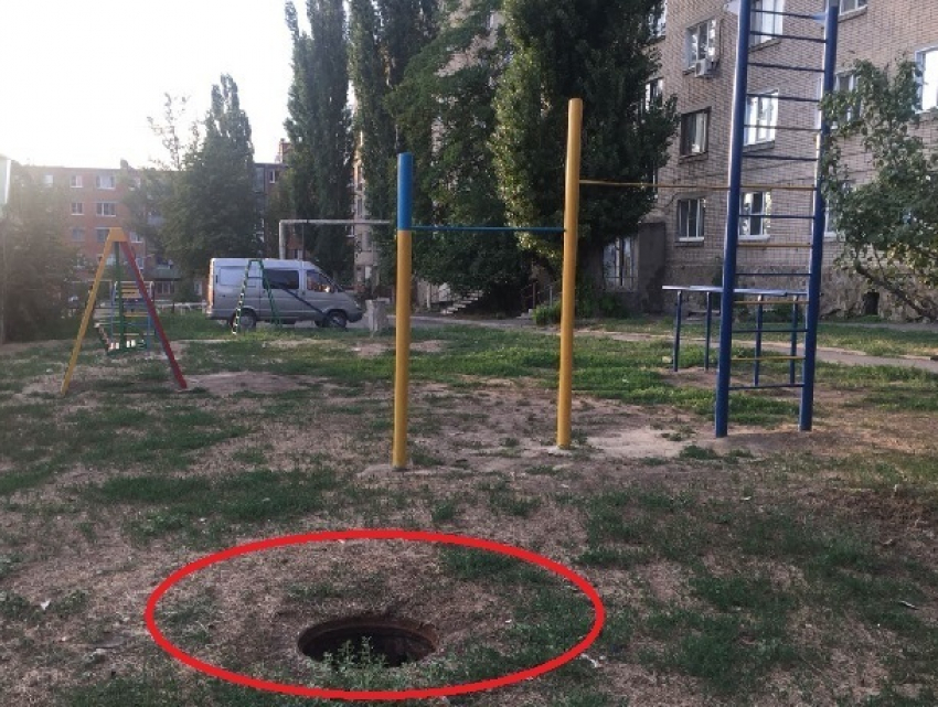 Открытый колодец брошен в паре метров от детской площадки в Шахтах 
