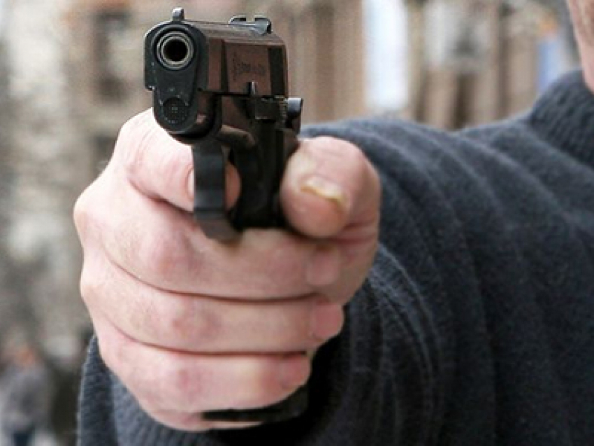 В Шахтах грабитель с пистолетом напал на мужчину