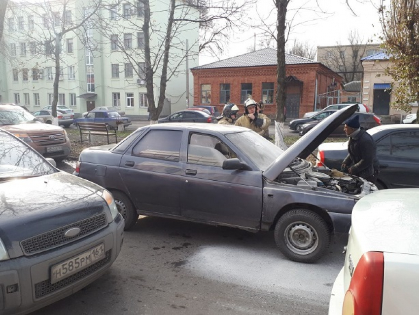 Вспыхнувший посреди улицы в Шахтах автомобиль напугал прохожих