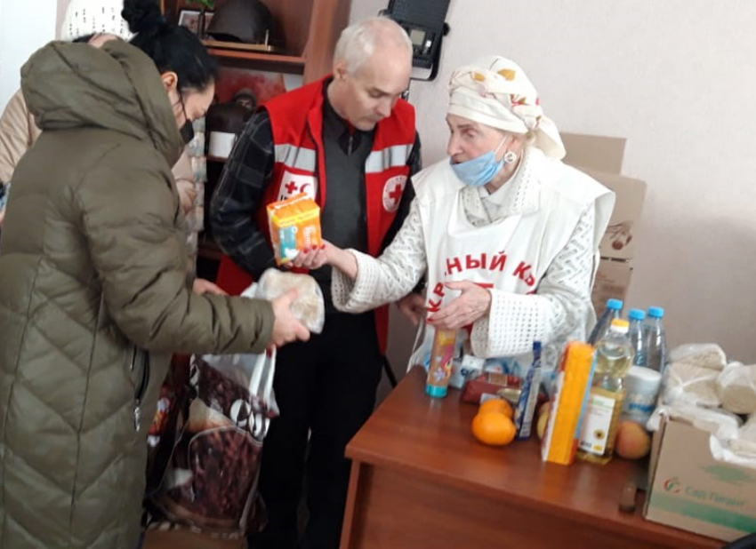 В шахтинском отделении Красного креста беженцам передали более 900 продуктовых наборов