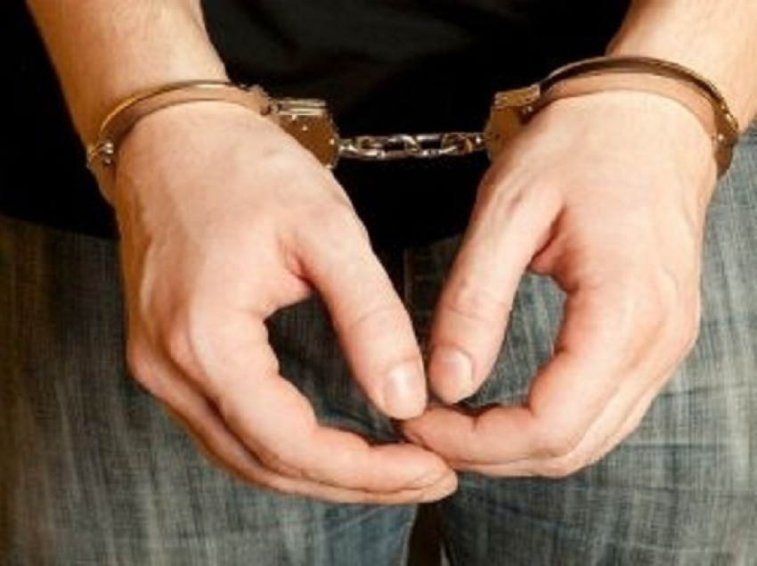 В Шахтах поймали двоих человек, находившихся в розыске