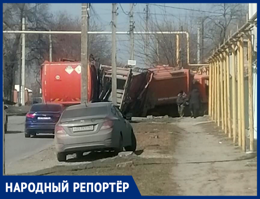 В Шахтах одни коммунальщики раскопали, другие в эту яму попали