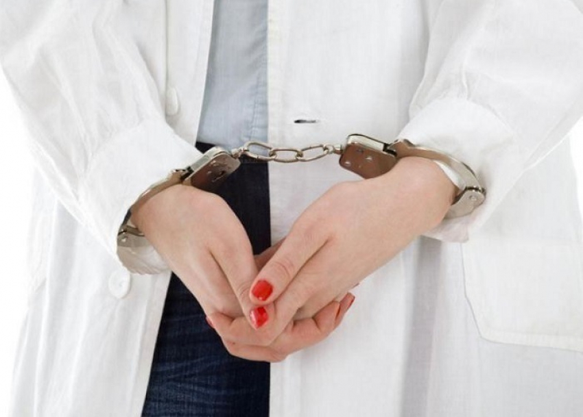 В Шахтах за взятку в 2800 рублей участковый терапевт поликлиники получила три года условно