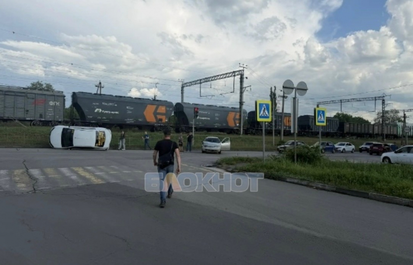 Молодая девушка получила сотрясение в ДТП в районе жд вокзала в Шахтах