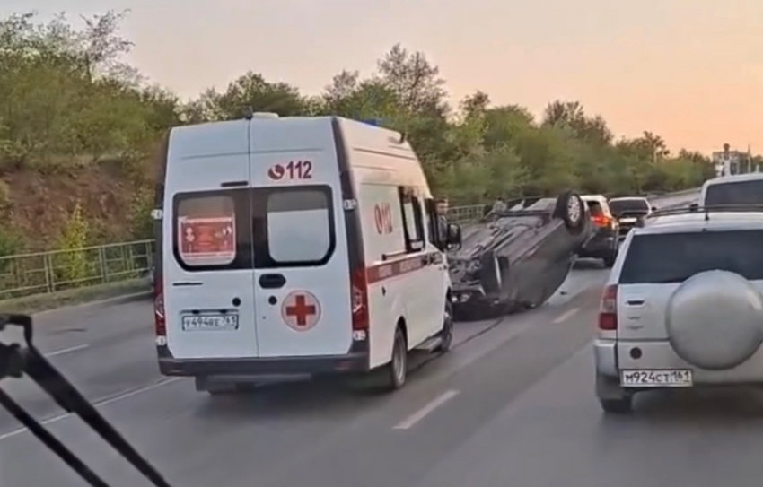 Легковушка попала в яму на дороге и перевернулась в Шахтах