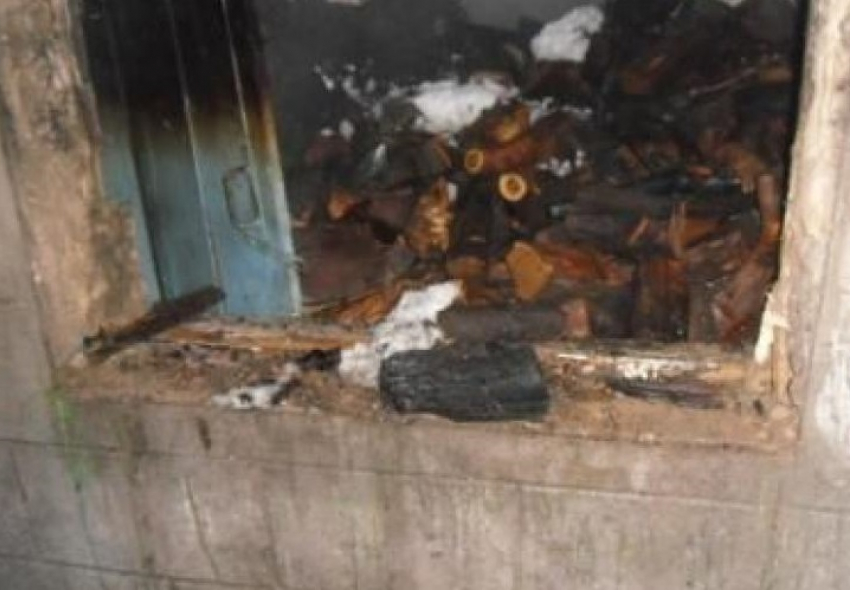 В Шахтах на улице Культурной в частном дворе сгорела летняя кухня и хозпостройки