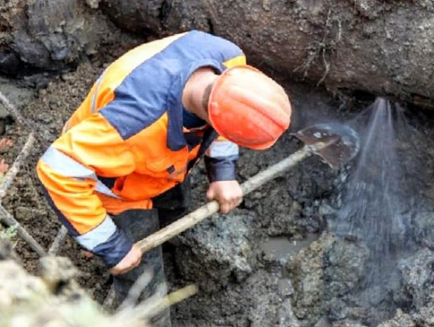 Авария на водоводе в Шахтах оставила без воды жителей улицы Советская