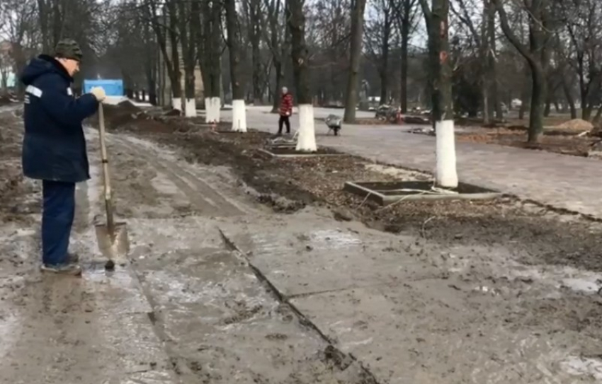 «До конца года деньги освоены не будут»: власти рассказали о проблемах с реконструкцией Александровского парка