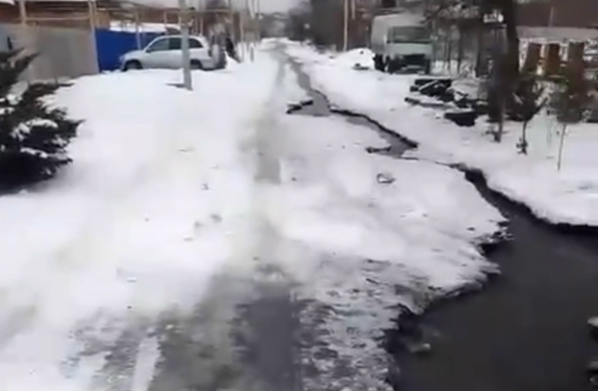 Четыре года продолжается проблема с утечкой канализации на улице Станиславского в Шахтах