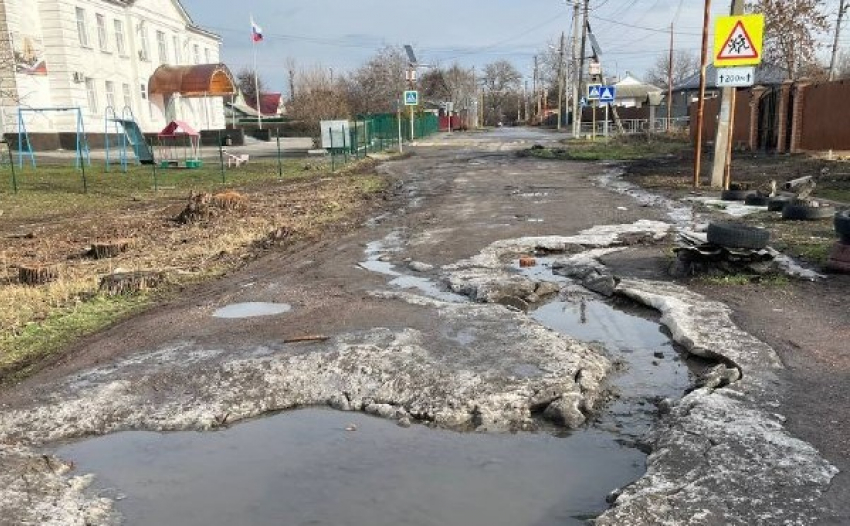 Жители Азовской улицы в Шахтах много лет страдают от постоянных затоплений