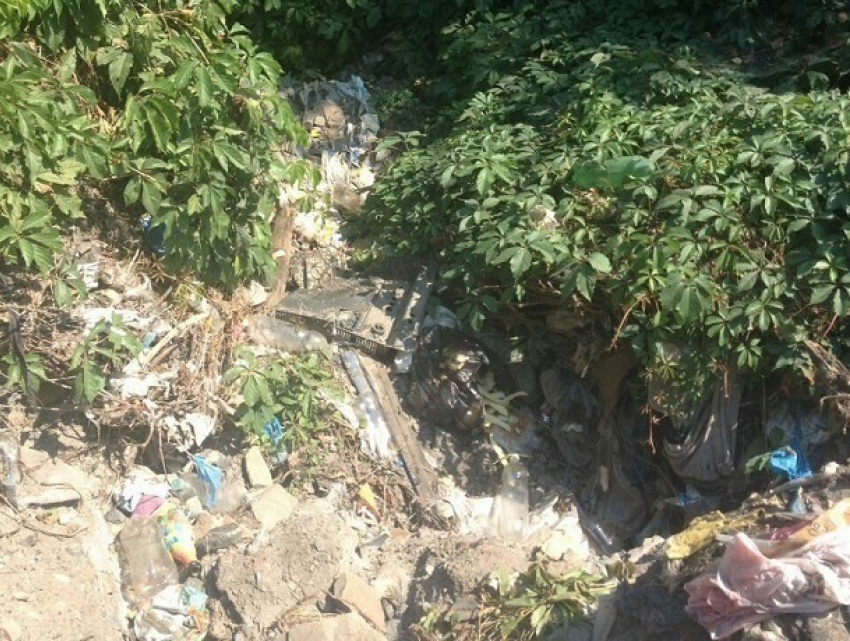 Река из мусора появилась в переулке Автомобильном в Шахтах