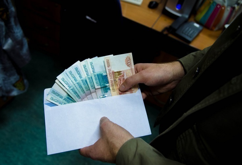 В Шахтах на взятке в 150 000 рублей поймали начальника уголовного розыска полиции