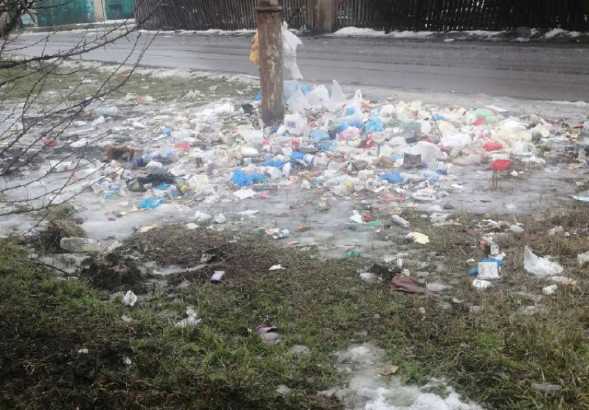 Улица Тамбовского в Шахтах превратилась в мусорную свалку