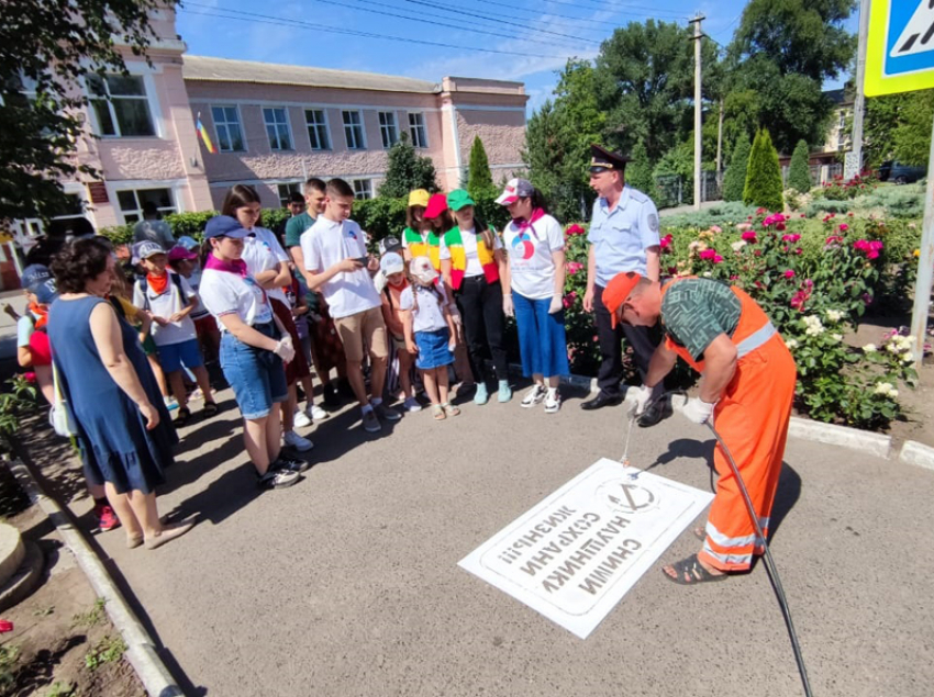 Акция «Слушай дорогу, а не музыку!» прошла в Шахтах с участием школьников и инспекторов ГИБДД