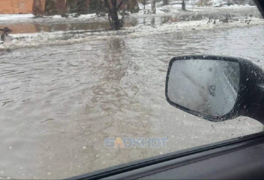 Автомобиль молодой девушки из Шахт застрял на дороге в ледяных ямах