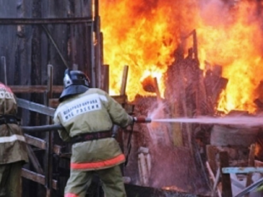 Сгорело 15 квадратных метров дома во время пожара в Шахтах