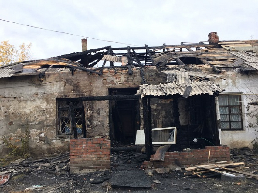 Сгорел дом на улице 8 Марта в Шахтах