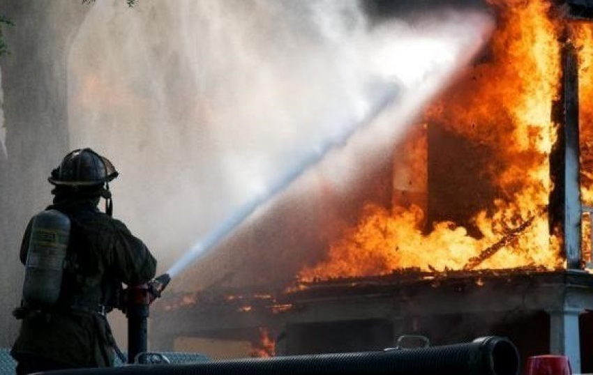  В Новошахтинске на улице Малой произошел сильный пожар