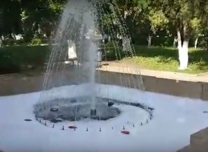 Вспенился фонтан на центральной площади города Шахты