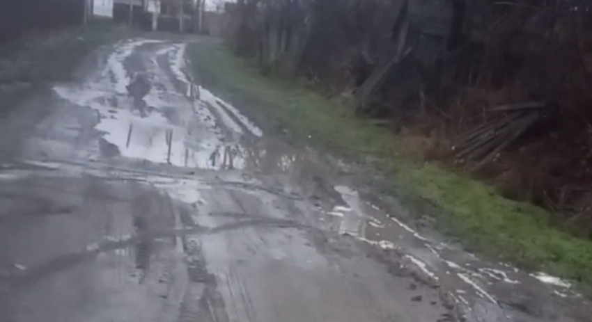 Утечка воды размывает грунтовую дорогу на улице Благодатной в Шахтах