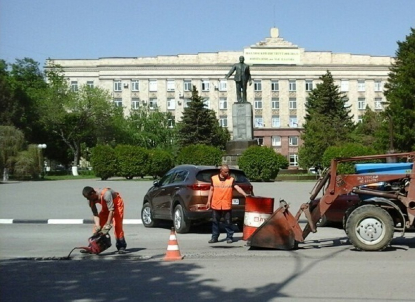 Шахтинцы сомневаются в качестве ямочного ремонта улицы Советской